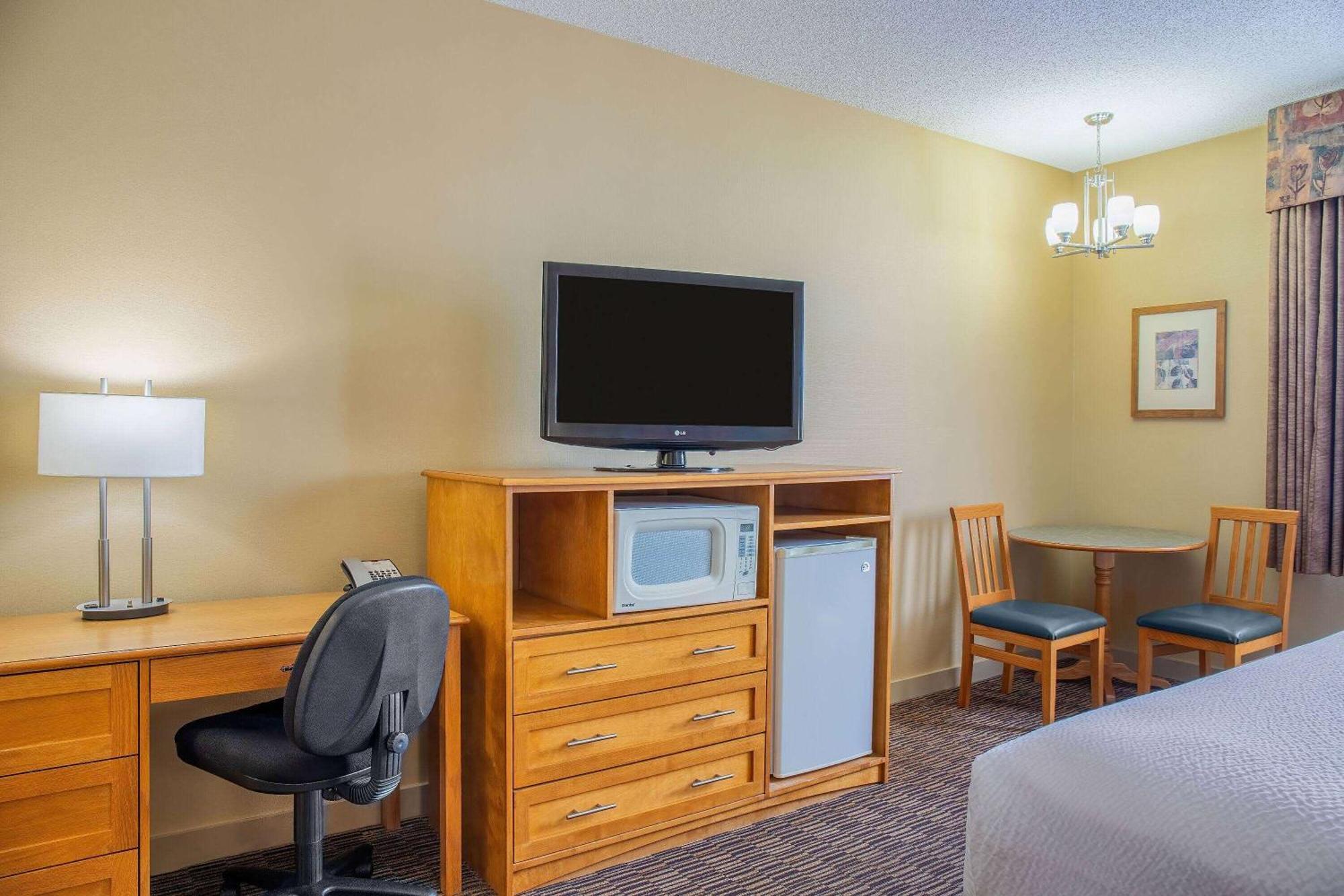 Days & By Wyndham West Hotel Edmonton
