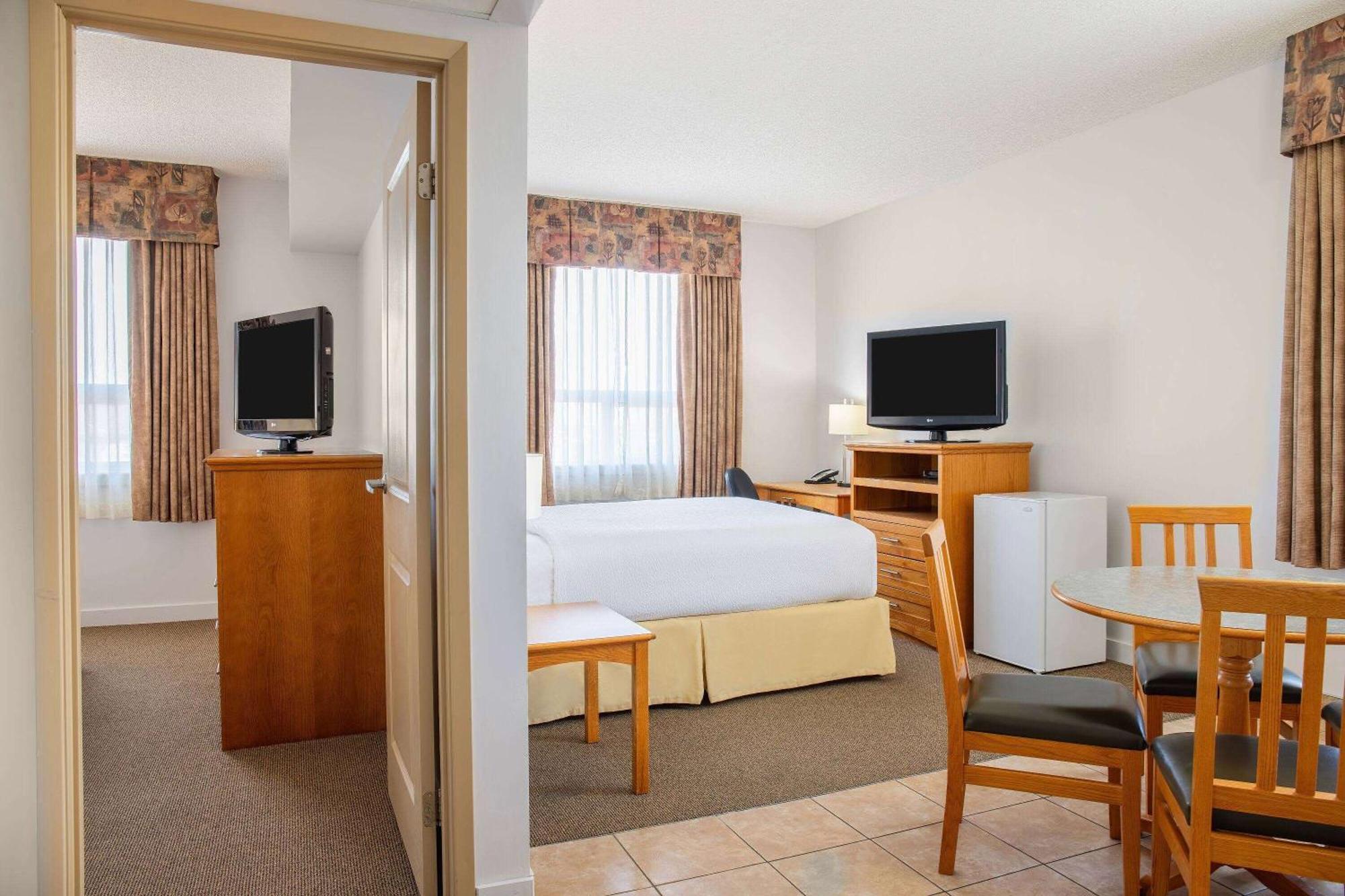 Days & By Wyndham West Hotel