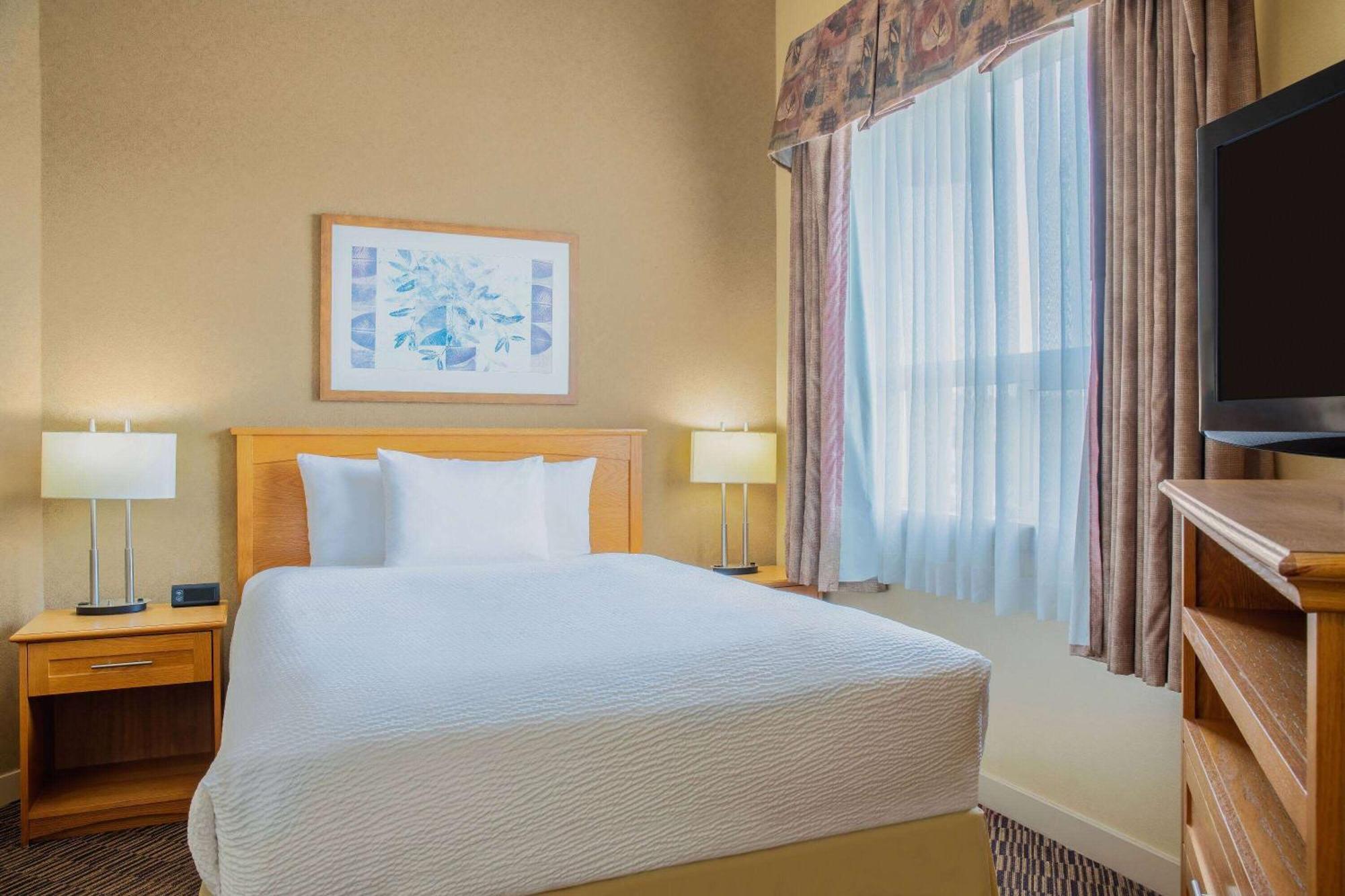Days & By Wyndham West Edmonton