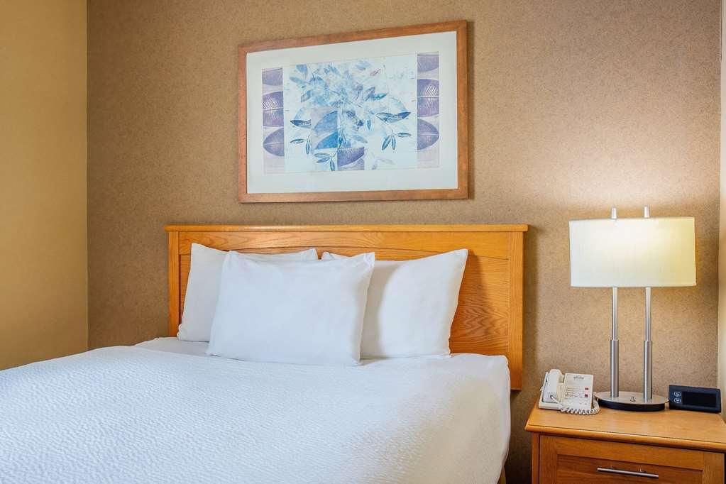 Days & By Wyndham West Hotel